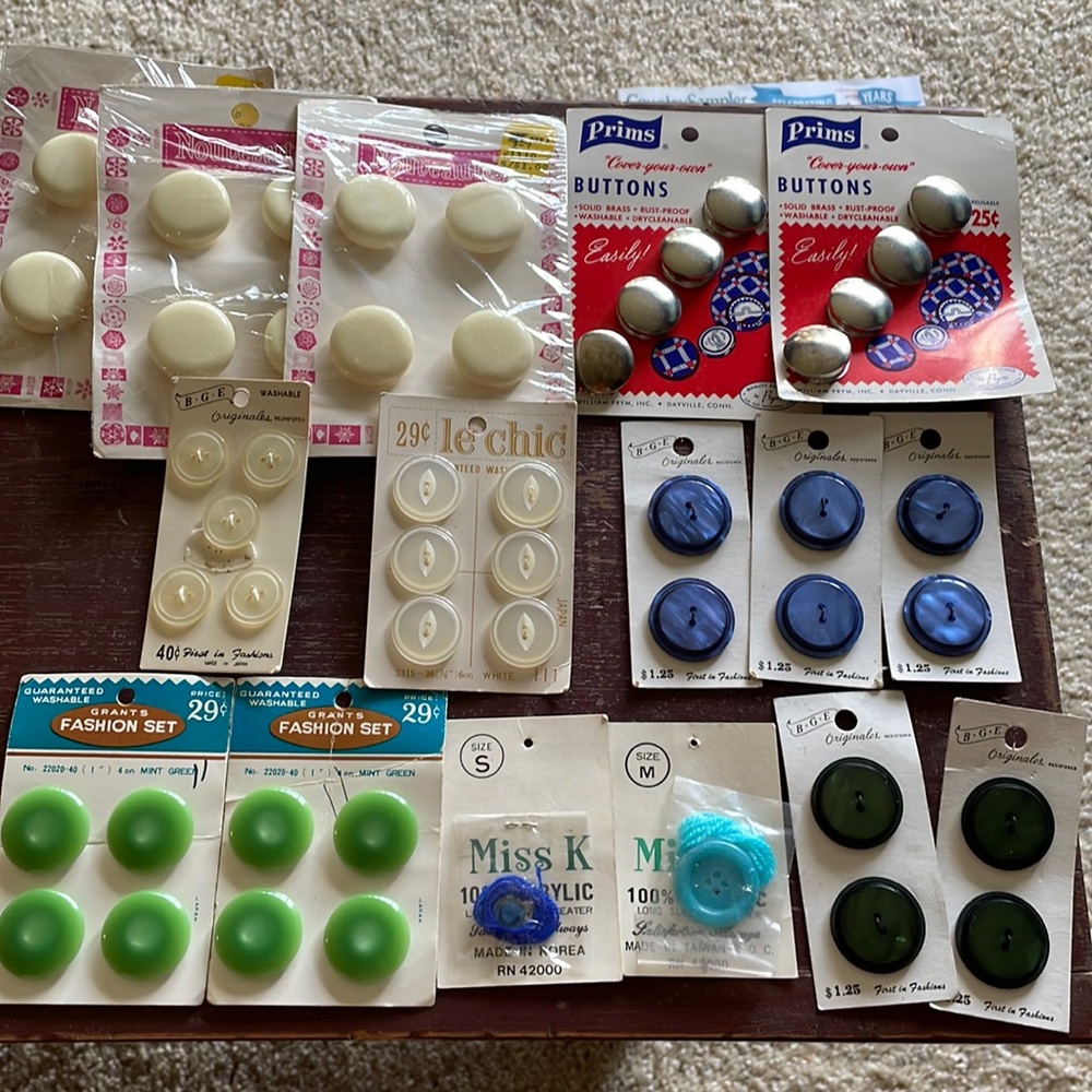Lot Cards Vintage Sewing Buttons
